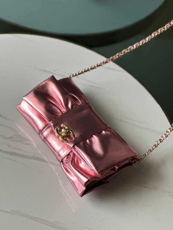 Clutch, Metallic lambskin & gold metal, pink - Image 2