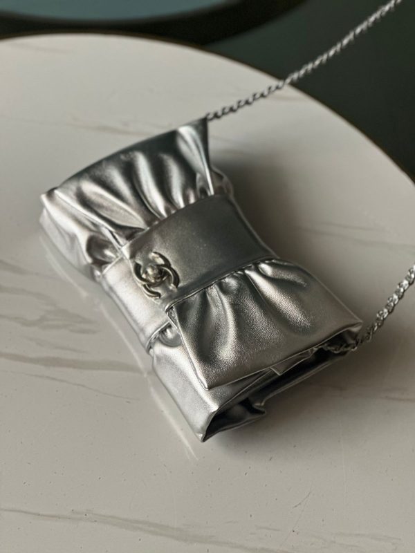 Clutch, Metallic lambskin & gold metal, pink - Image 3