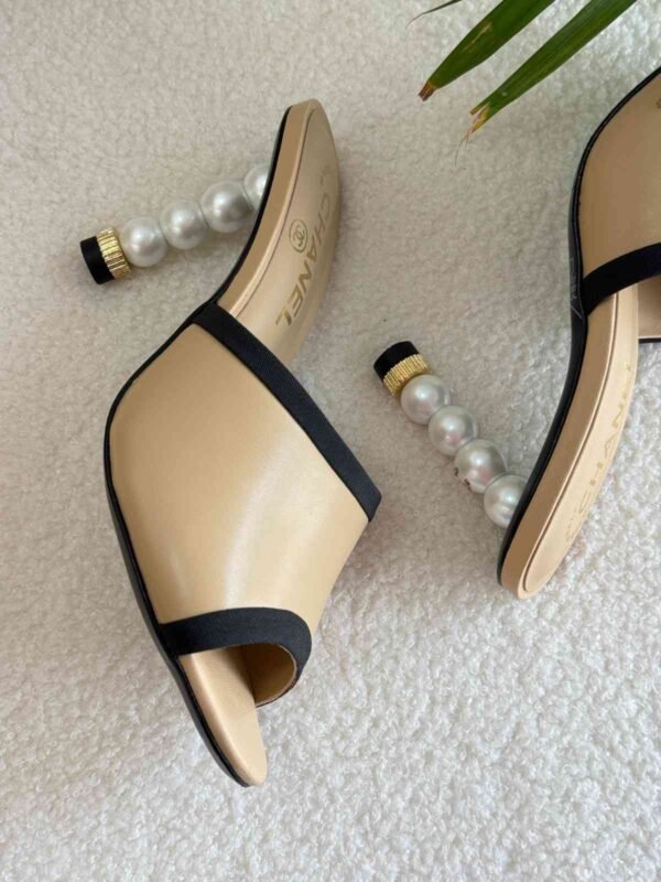 Leather mules Chanel White - Image 2