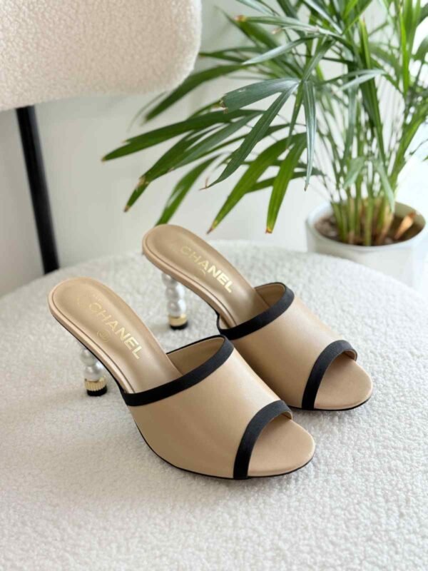 Leather mules Chanel White - Image 3