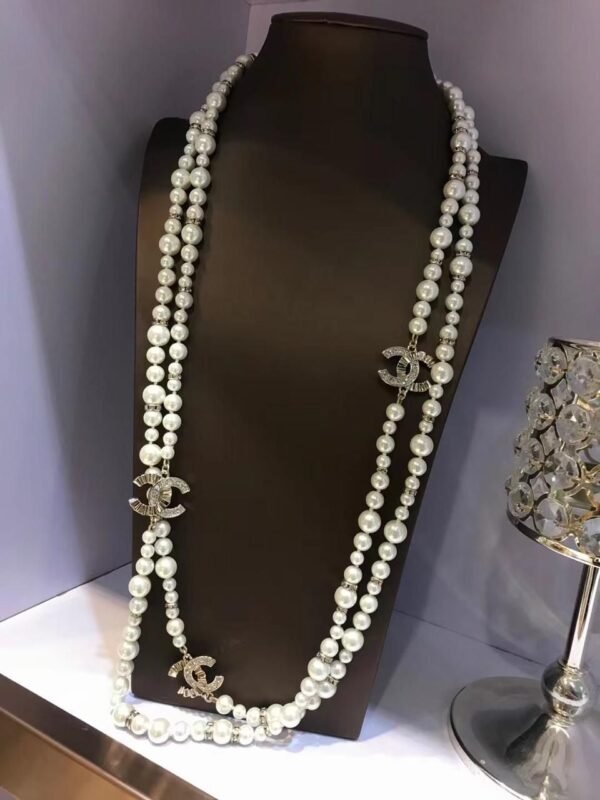 Chanel long necklace in gold metal and pearls - Image 6