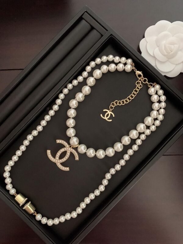 Chanel long necklace in gold metal and pearls