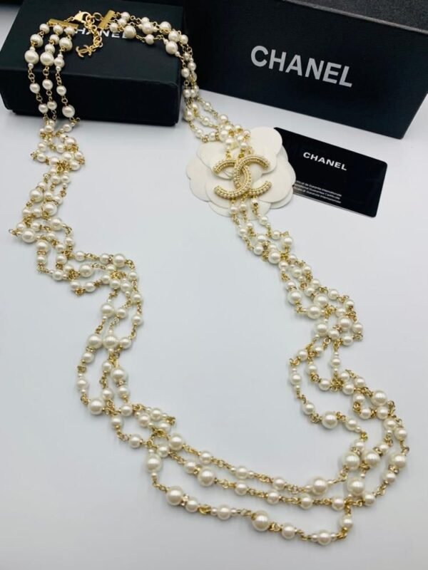 Chanel long necklace in gold metal and pearls - Image 2