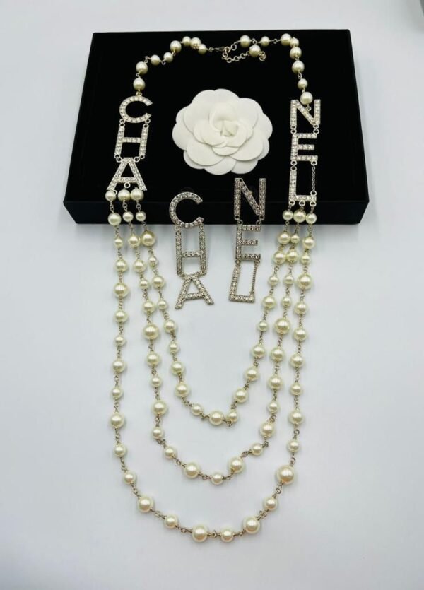 Chanel long necklace in gold metal and pearls - Image 3
