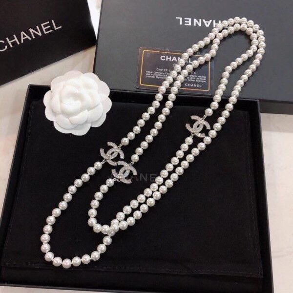 Chanel long necklace in gold metal and pearls - Image 4