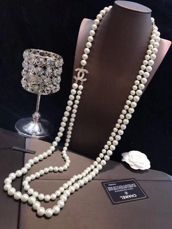 Chanel long necklace in gold metal and pearls - Image 5